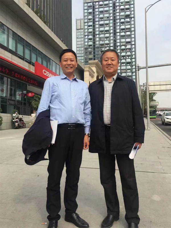 公司董事长陈长新拜访江苏一夫公司，并与该公司总裁彭卓飞先生（右一）合影。.jpg